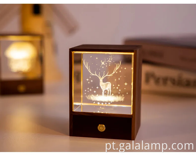 Caixa de luz noturna de madeira encantada com esfera de cristal radiante